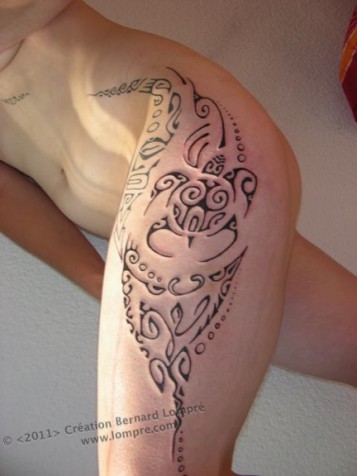 008.Tatoo-polynesien-lompre-cuisse-raie-tortue